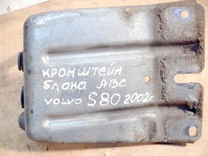 Кронштейн блока ABS (насос) для Вольво S60, XC70, S80 (S80 2002 МКПП)