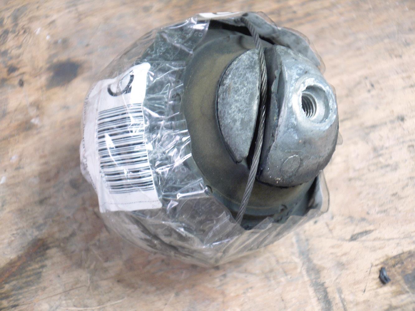 Подушка двигателя нижняя Volvo S60,S70,S80,V70,V70-I,XC70,XC90 (V70-1.1999 SKRU10-16)
