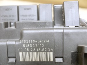 9452993 Блок предохранителей (моторный отсек) Вольво S60,S80,V70,XC70 (S80T6/2001 KON1-17)
