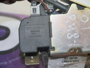 8652398 Замок 5й двери Вольво S60, S80 (S60.01MT.RU8-16)