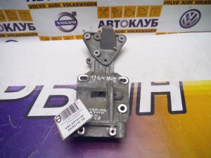 30731398 Кронштейн приводного оборудования Вольво S40-2 (V50.05T0136 SKRU10-18)